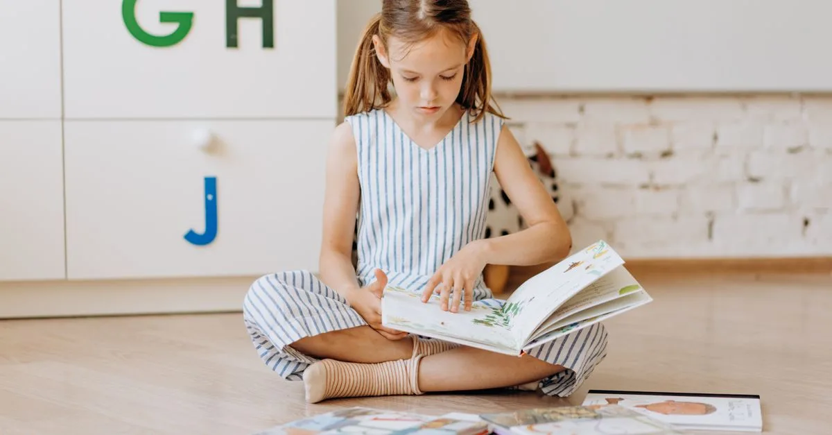 découvrez l'importance de l'apprentissage précoce de la lecture et du développement des compétences en littératie chez les jeunes enfants pour favoriser leur succès scolaire futur.
