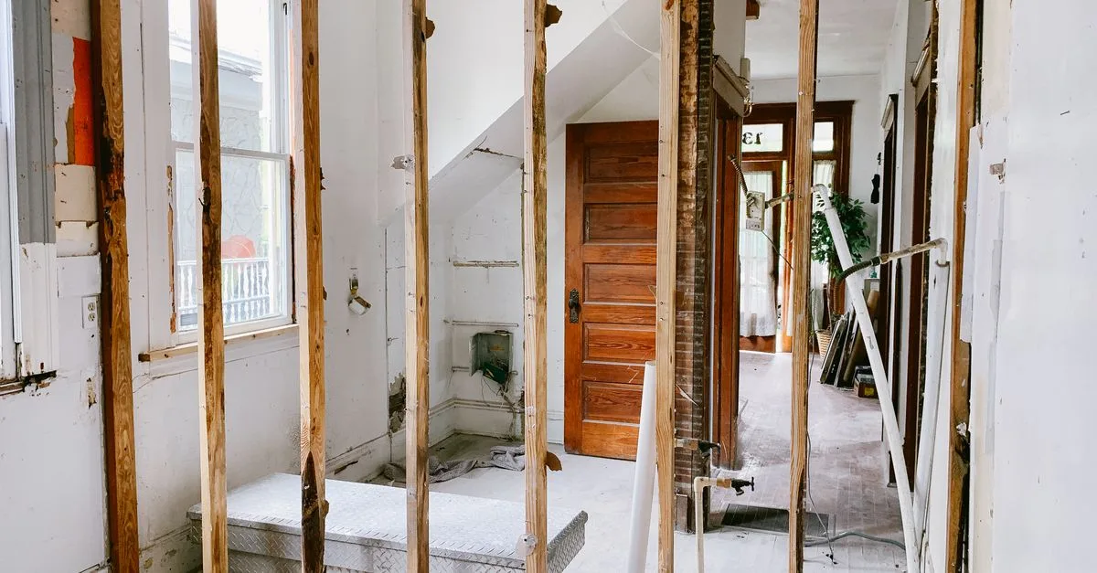 découvrez nos conseils et astuces pour réussir vos travaux de rénovation de maison, du design à la réalisation, pour un intérieur moderne et confortable.